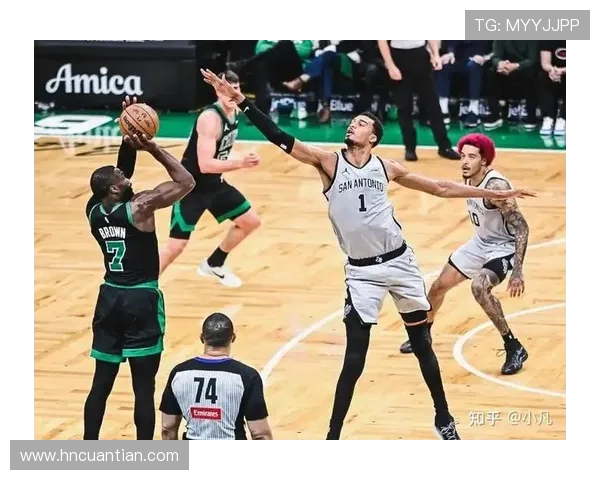 马刺与凯尔特人激战正酣精彩瞬间回顾与赛场图片分享